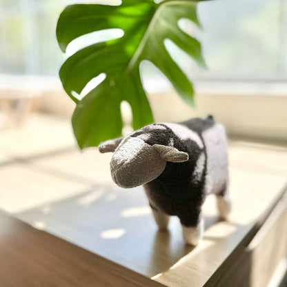 Barry — brebis en peluche · Lambwolf Collective — Précommande Noël