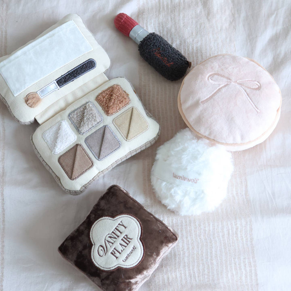 Poudrier et pinceau — jouets de fouille · Lambwolf Collective — Précommande Noël