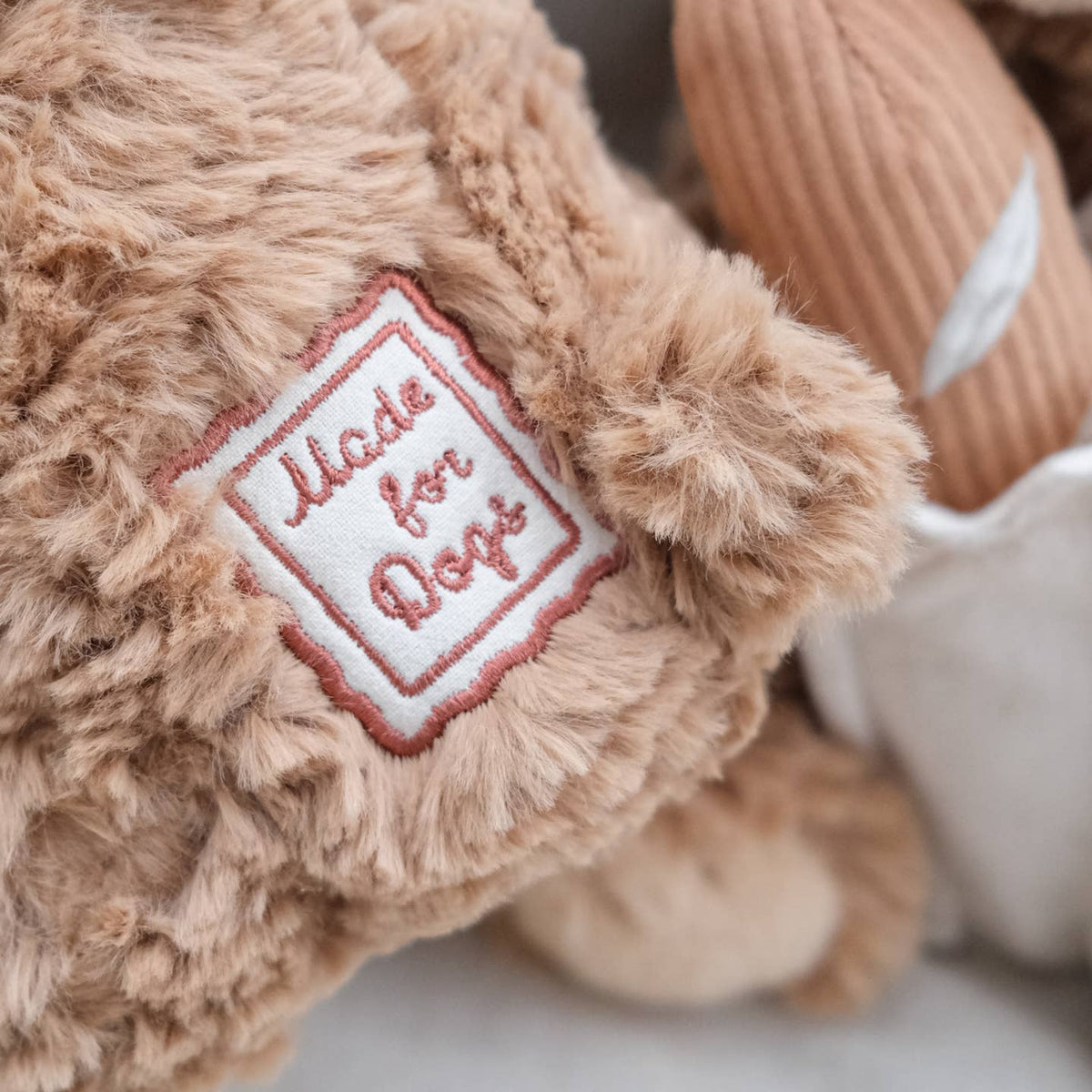 Teddy Baguette — peluche à couineurs · Lambwolf Collective — Précommande Noël
