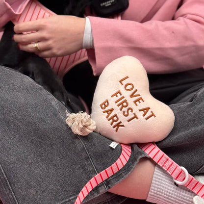 Love at First Bark — cœur en peluche · Cocopup London — Précommande Noël