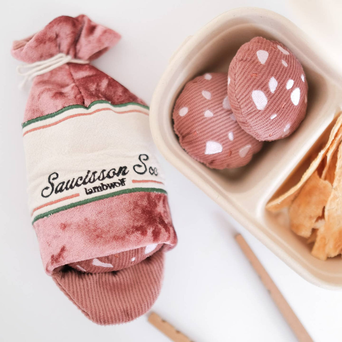 Saucisson sec — jouet de fouille · Lambwolf Collective — Précommande Noël