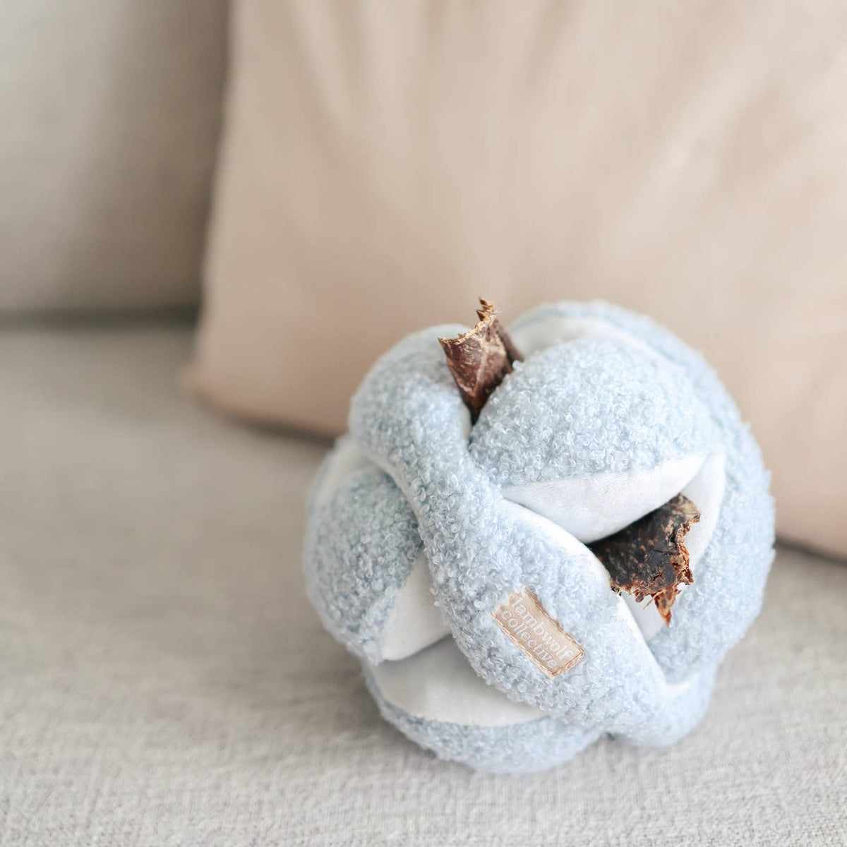 Monti — balle de fouille avoine · Lambwolf Collective — Précommande Noël