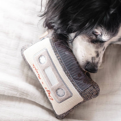Cassette — jouet de fouille rétro · Lambwolf Collective — Précommande Noël