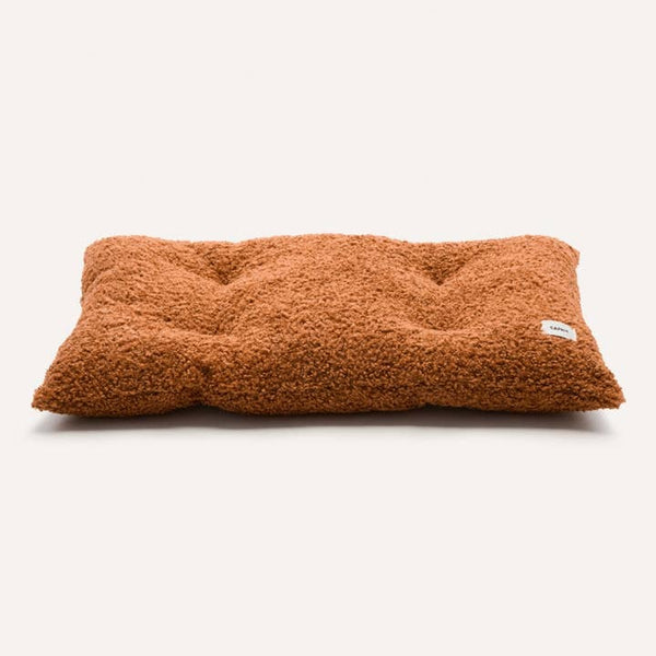 Bela — coussin effet sherpa moutarde · CAFIDE — Précommande Noël
