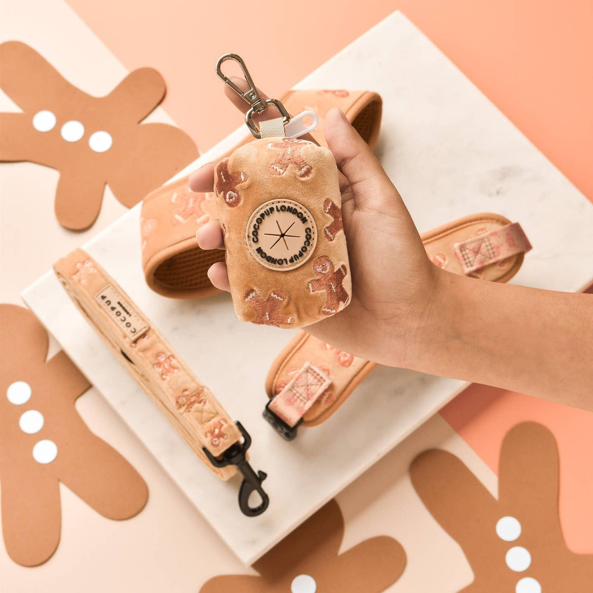 Porte-sacs velours Gingerbread Treats · Cocopup London — Précommande Noël